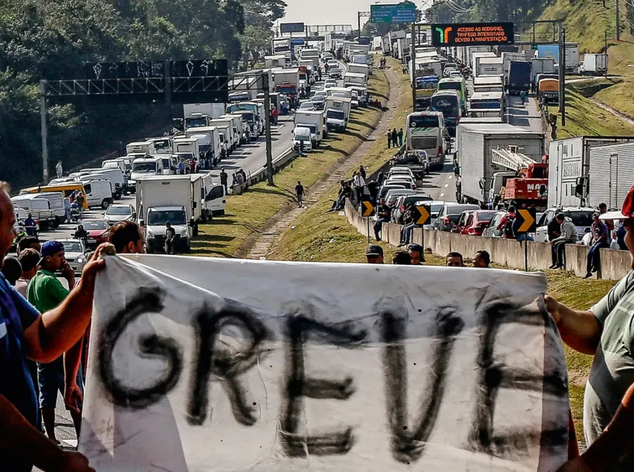 Caminhoneiros: CNTTL afirma agora que vai esperar reunião para se manifestar sobre greve