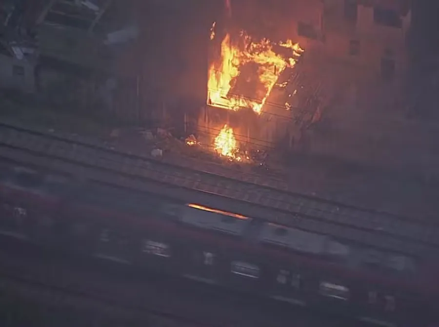 Incêndio atinge imóveis na Favela do Moinho, no centro de SP