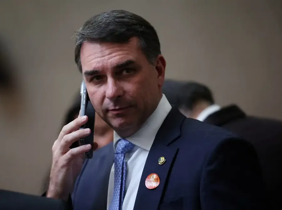 Campanha de Flávio pede ao STF apuração sobre vazamento de conversas com Vorcaro
