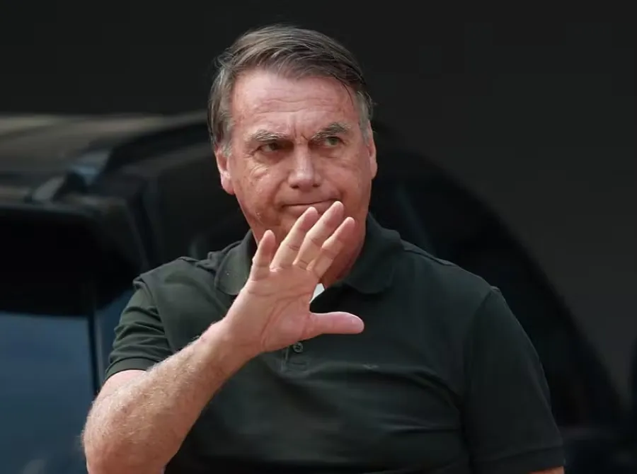 Soluços de Bolsonaro voltaram após procedimentos, diz Carlos Bolsonaro