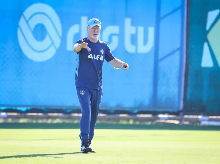 Mano Menezes anuncia fim de ciclo no Grêmio: 'Nossa relação é de gratidão mútua'
