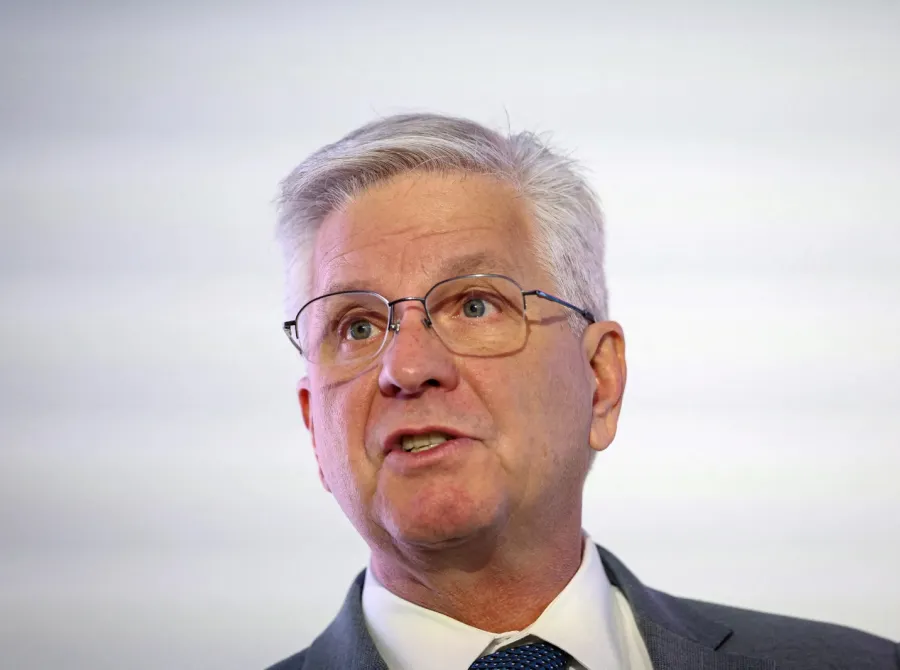 Diretor do Fed defende mais cortes de juros e vê política monetária ainda muito restritiva