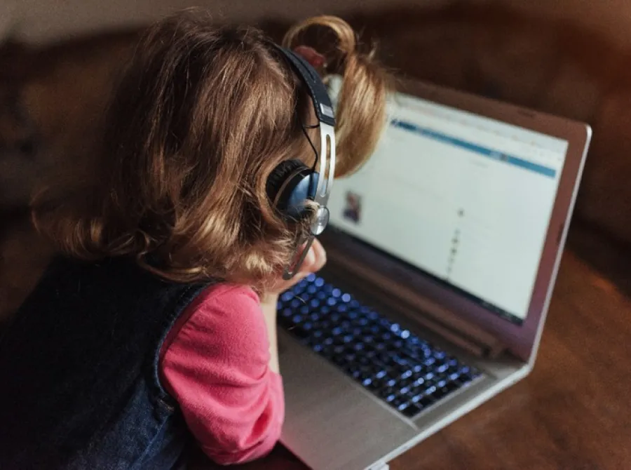 Conexão precoce: crianças brasileiras entram cada vez mais cedo no mundo digital