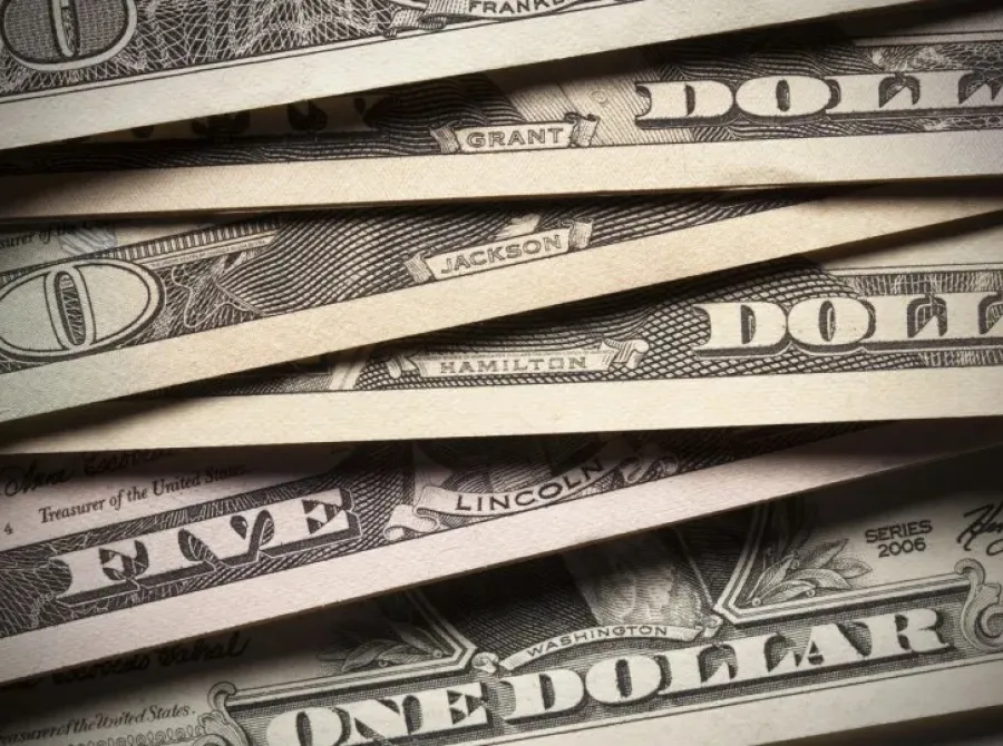 Dólar sobe por exterior, demanda sazonal e política à espera de votação do Orçamento