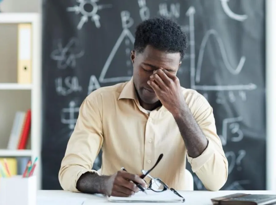 Burnout cresce entre professores e profissionais da saúde em 2025 e acende alerta em setores essenciais