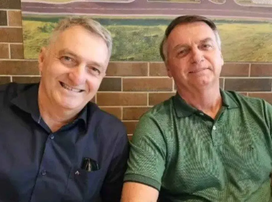 Bolsonaro e irmão acertam a quadra da Mega da Virada em bolão; prêmio é de R$ 216,76