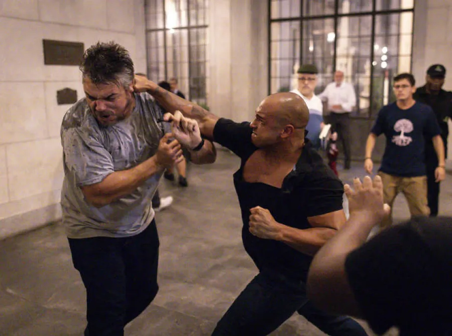 Ex-deputado Douglas Garcia troca socos com manifestantes na Faculdade de Direito da USP