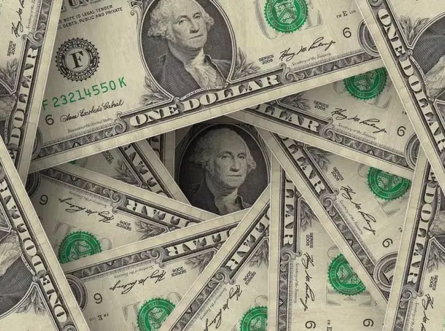 Dólar recua em linha com exterior por ajustes antes de dados dos EUA