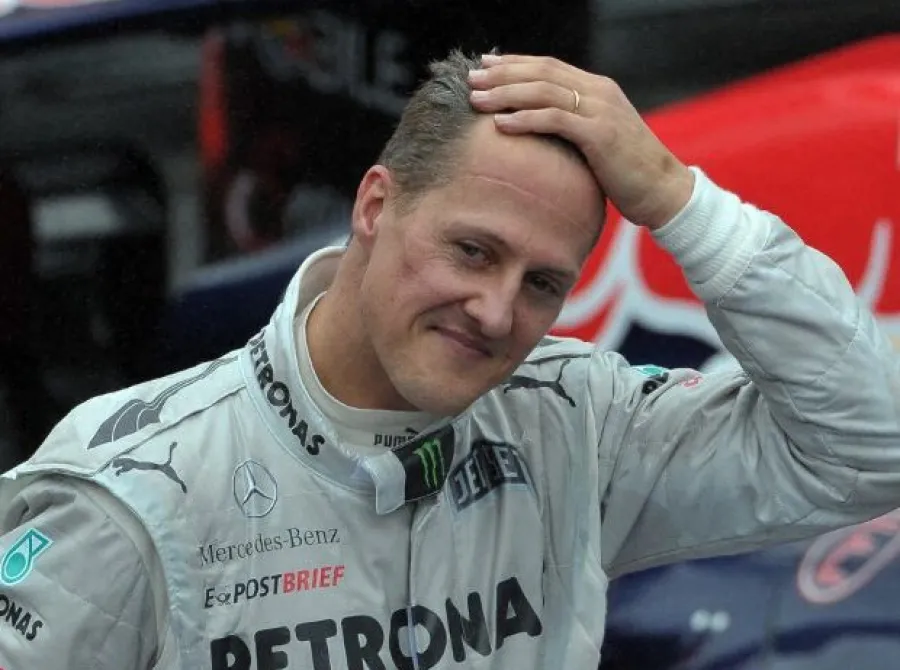 Schumacher não está mais acamado e pode sentar em cadeira de rodas, diz jornal inglês