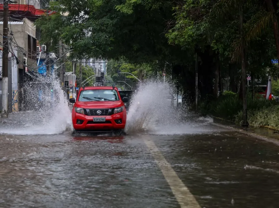 Inmet alerta para chuvas intensas em todo o Brasil, com volumes de até 100 mm nesta segunda