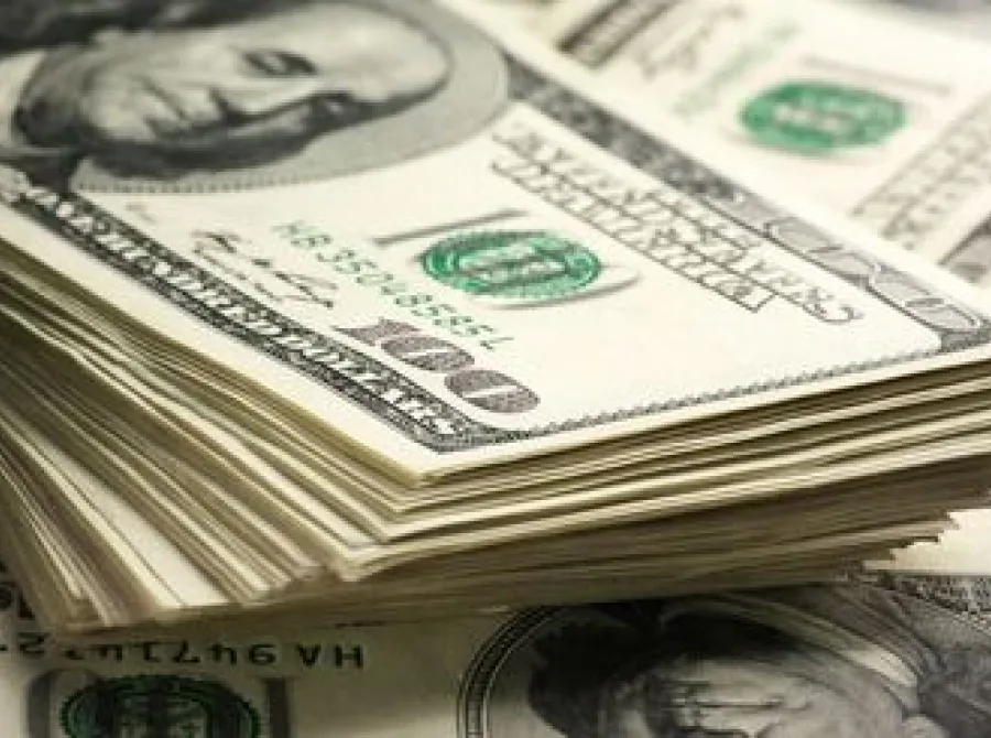 Dólar sobe e ajuda a apoiar curva de juros em meio a IPCA