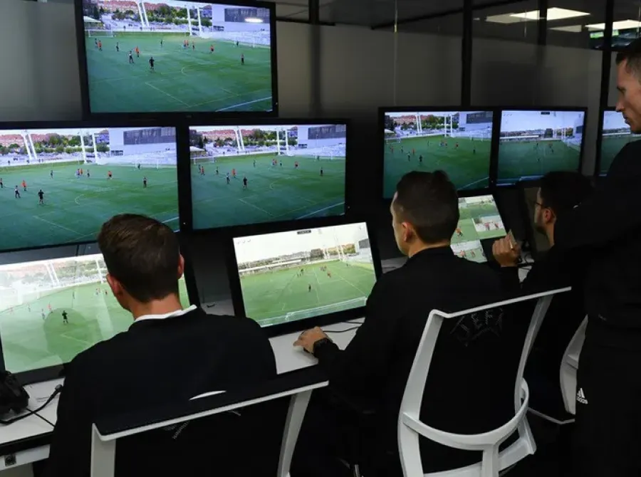 Uefa exige arbitragem dando segurança a jogadores, combatendo exageros e VAR só para correções