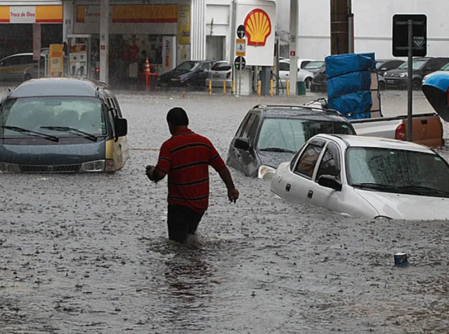 Mulher morre após ser arrastada por enxurrada na zona norte de SP