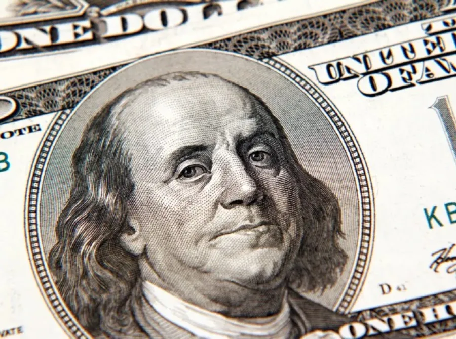 Dólar recua com apetite por risco externo e melhora de Flávio Bolsonaro em pesquisa