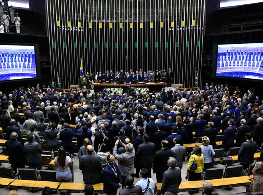 Comando das Casas do Parlamento está sendo conivente diante de escândalos, afirma Carlos Viana