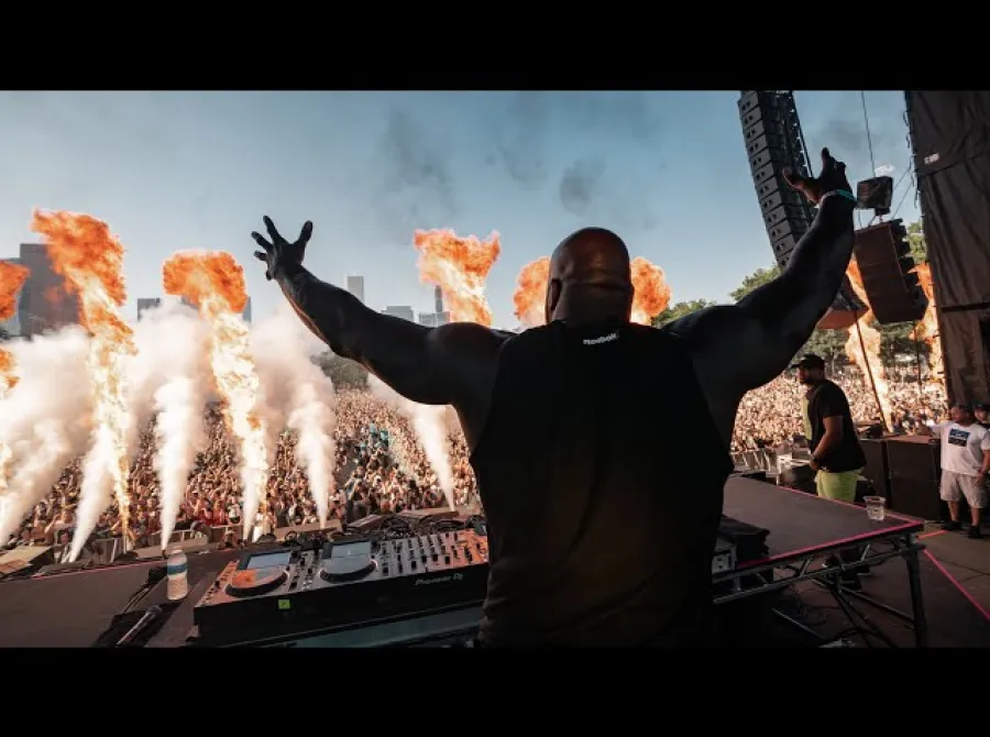 Lollapalooza: Shaquille O'Neal, lenda da NBA, estreia no País com entrada triunfal e pirotecnia