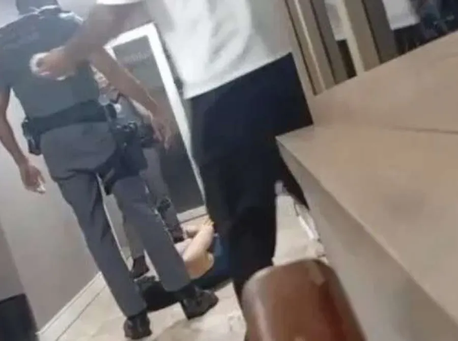 PM afasta policial flagrado chutando rosto de mulher em prédio no litoral de SP