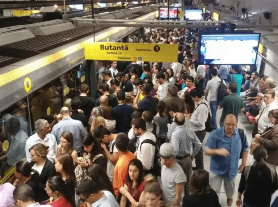 Linha 4 - Amarela do metrô faz alerta para passageiro proteger celular de furtos