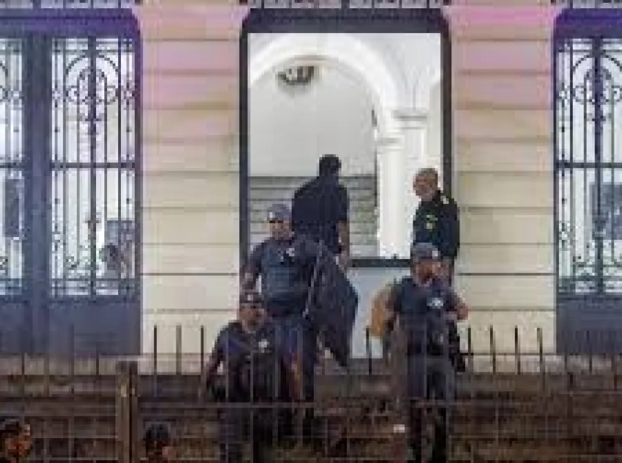 Polícia detém estudantes que invadiram prédio da Seduc em protesto contra a gestão Tarcísio