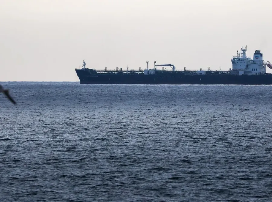 Irã diz que Ormuz segue fechado e proíbe travessia de navios ligados a aliados de EUA e Israel