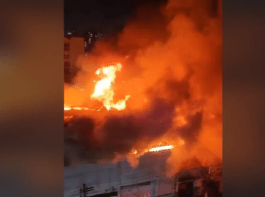 Incêndio atinge fábrica de mesas de sinuca no Brás, em São Paulo