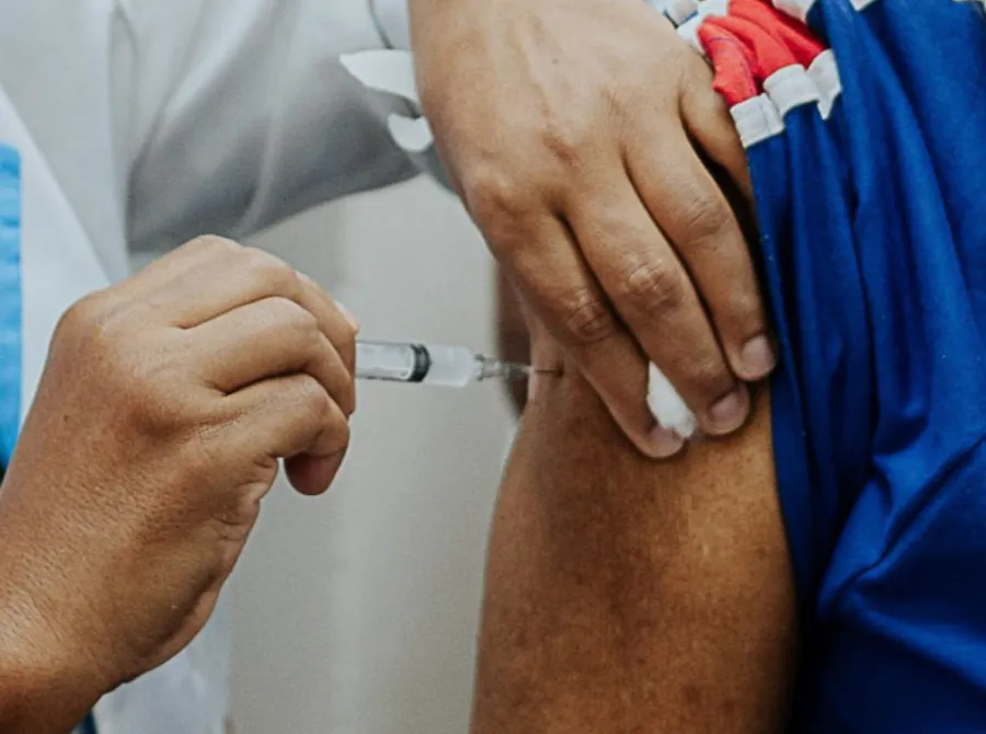 Lei obriga empresas a informar trabalhadores sobre vacinação e garante folga para exames