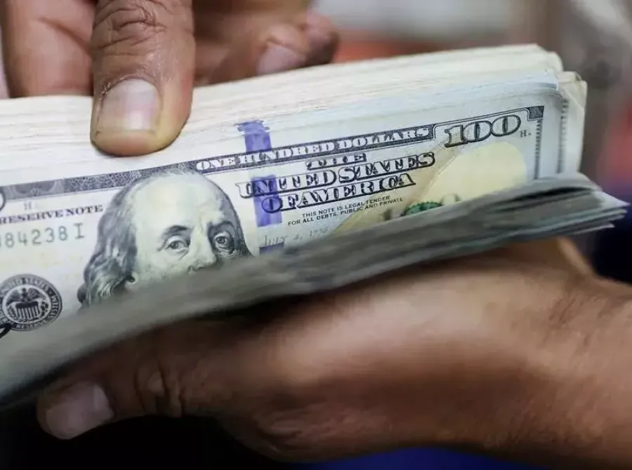 Dólar recua com relato de plano de trégua no Oriente Médio e coletiva de Trump no radar