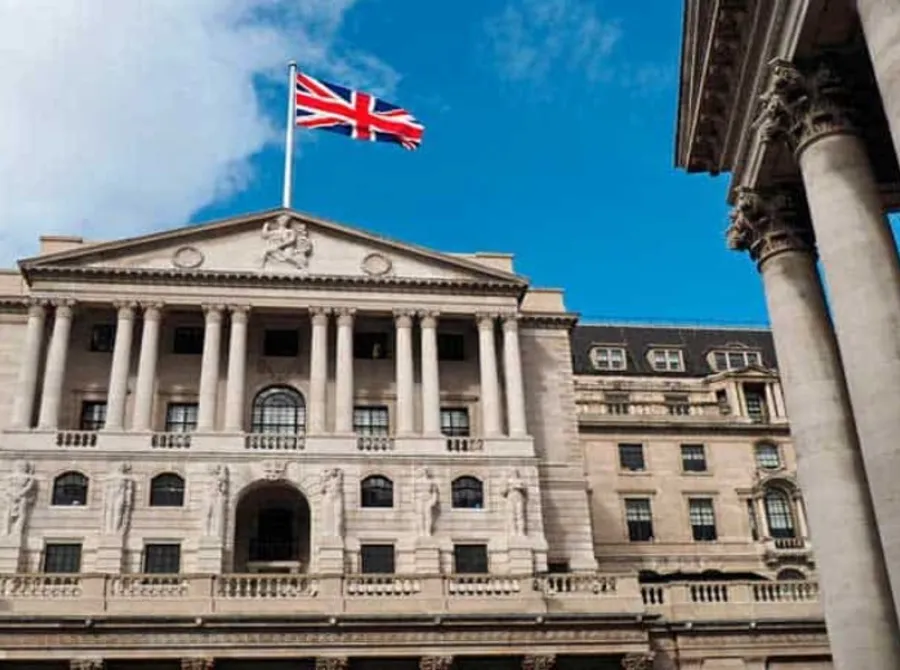 BoE mantém juros por 8-1 e sinaliza possível alta adiante com inflação pressionada por guerra