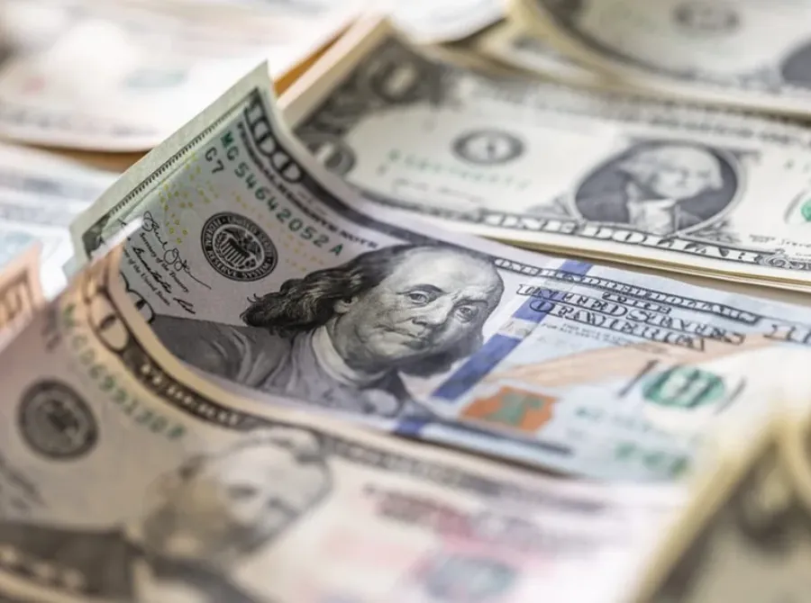 Volátil, dólar abre em queda por exterior, mas sobe com petróleo e BC