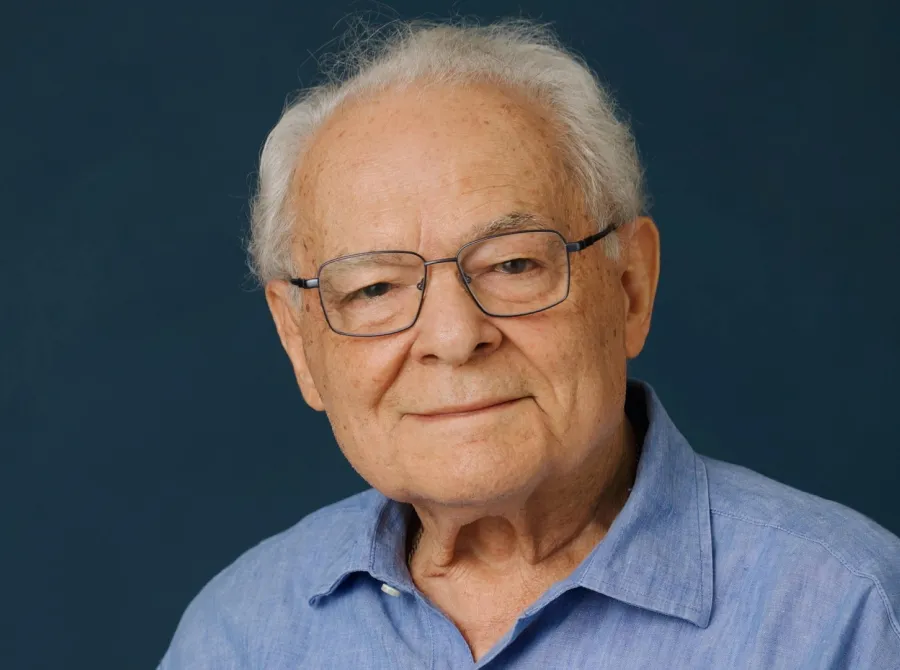 Othon Bastos adia peça por problema de saúde