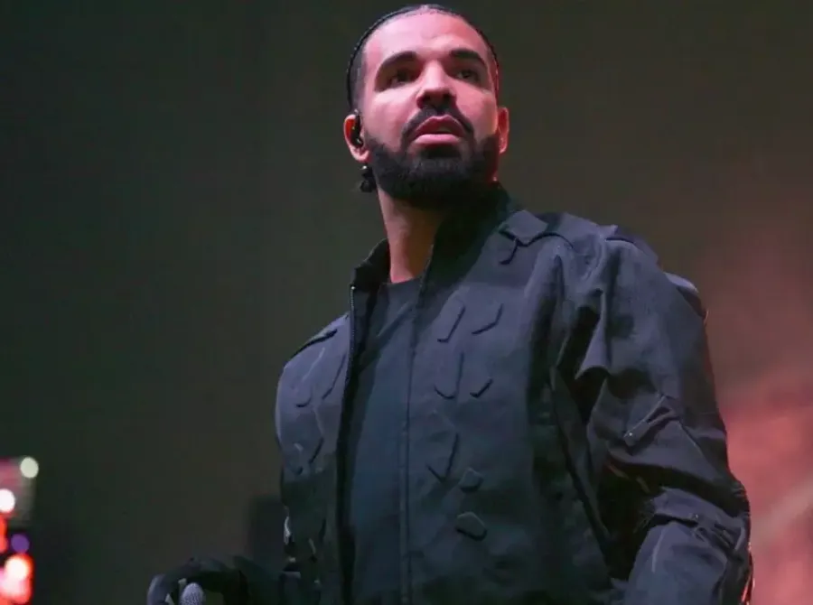 Rapper Drake lança três álbuns de surpresa no mesmo dia
