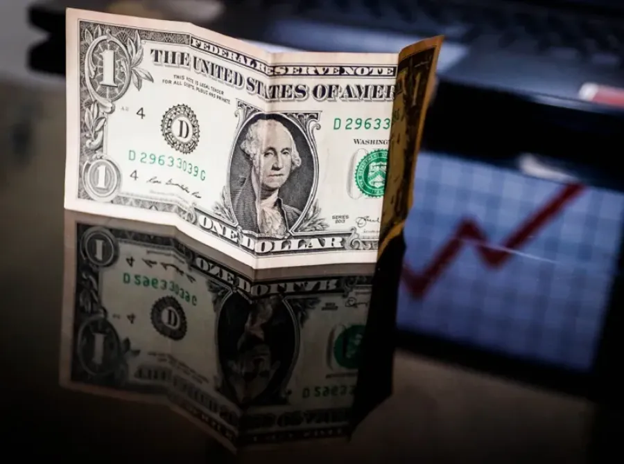 Dólar sobe após Fed duro e Copom alivia juros curtos