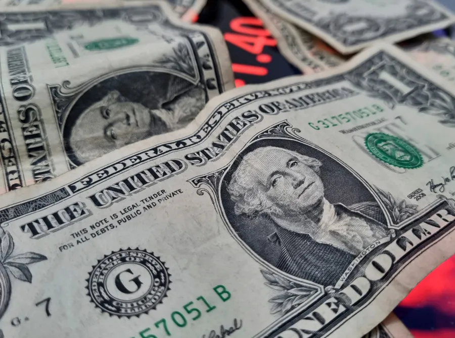 Dólar cede após ganhos, em dia de poucos negócios com feriado nos EUA