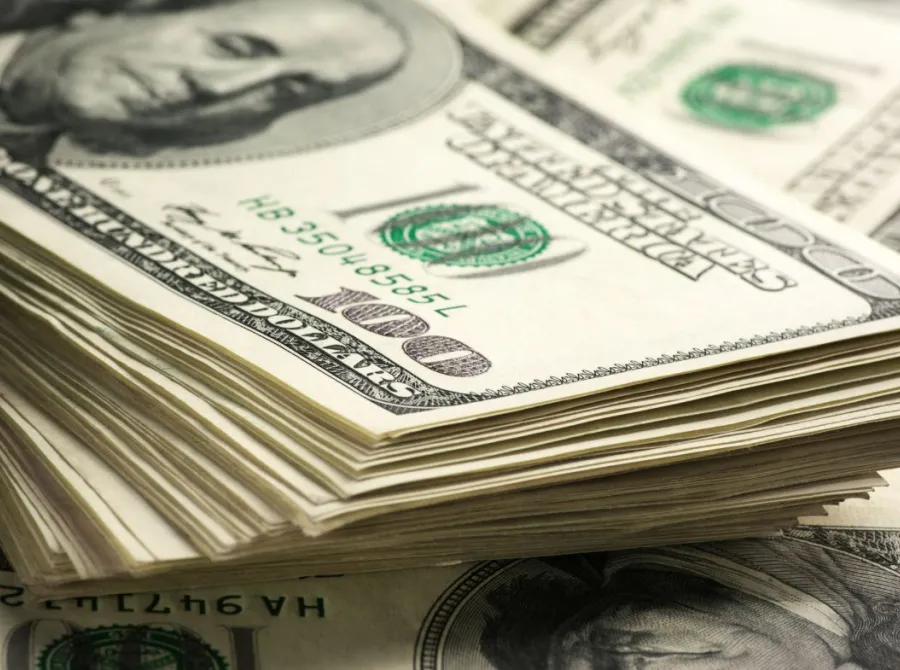 Dólar avança ante real, na contramão do exterior, com disputa pela Ptax