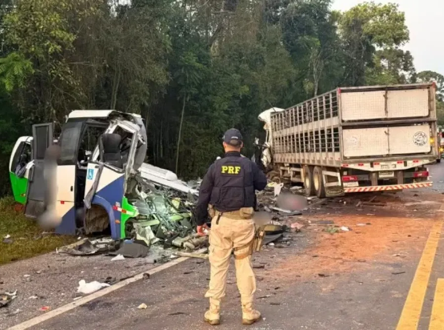 Acidente entre ônibus e carreta deixa 21 mortos e 4 feridos no Paraná