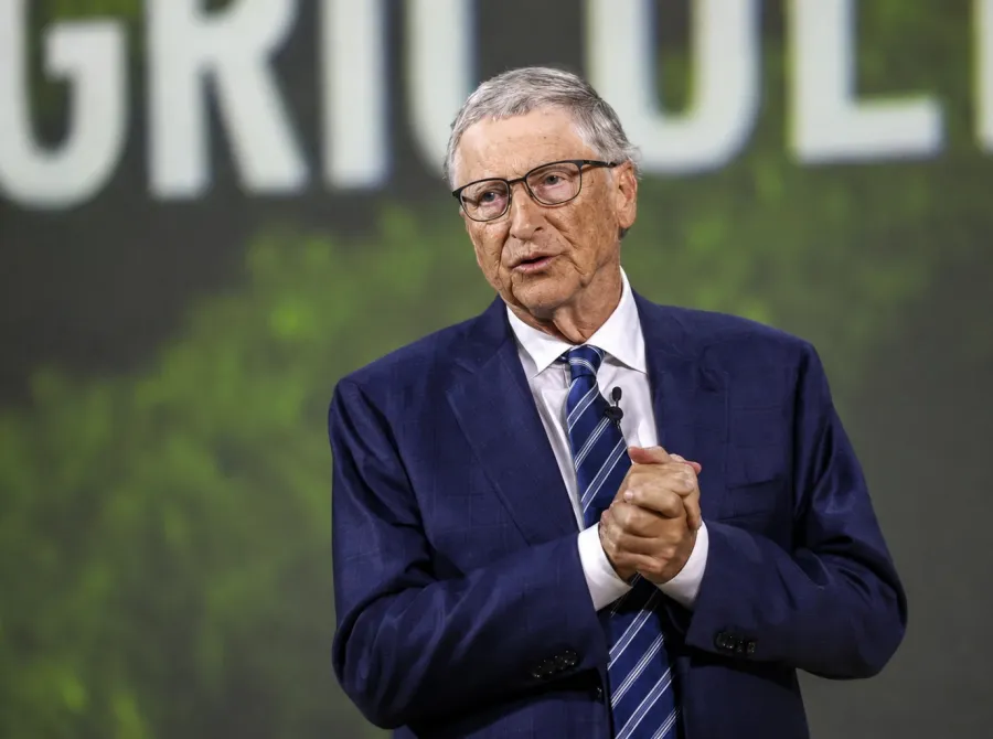 Bill Gates defende reservar alguns empregos para humanos diante do avanço da IA