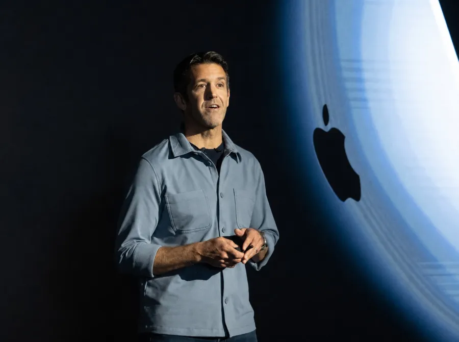 Quem é John Ternus, o engenheiro que agora comanda a Apple
