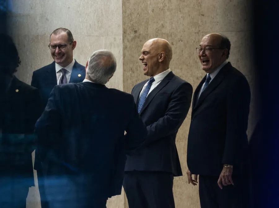 STF mantém silêncio sobre crise envolvendo Moraes durante primeira sessão após divulgação de mensagens